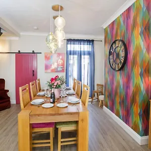 The Milton Sleeps 8 Close To Centre Pet Friendly Holiday home