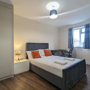 Near City Centre Private Bath Free Parking Holiday home