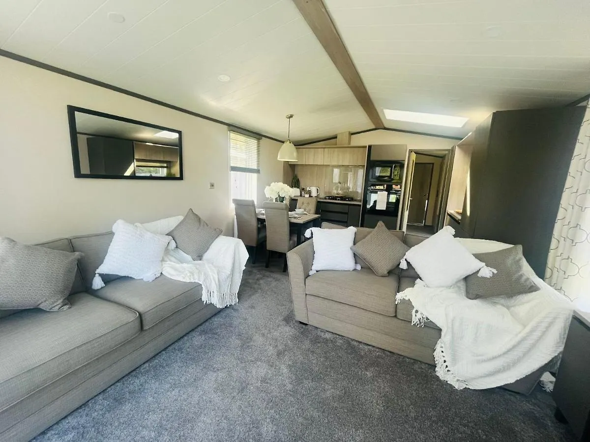 The Kestrel Lodge With Hot Tub York 0*,  Royaume-Uni